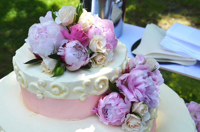 Vintage-inspired ruffle wedding cake